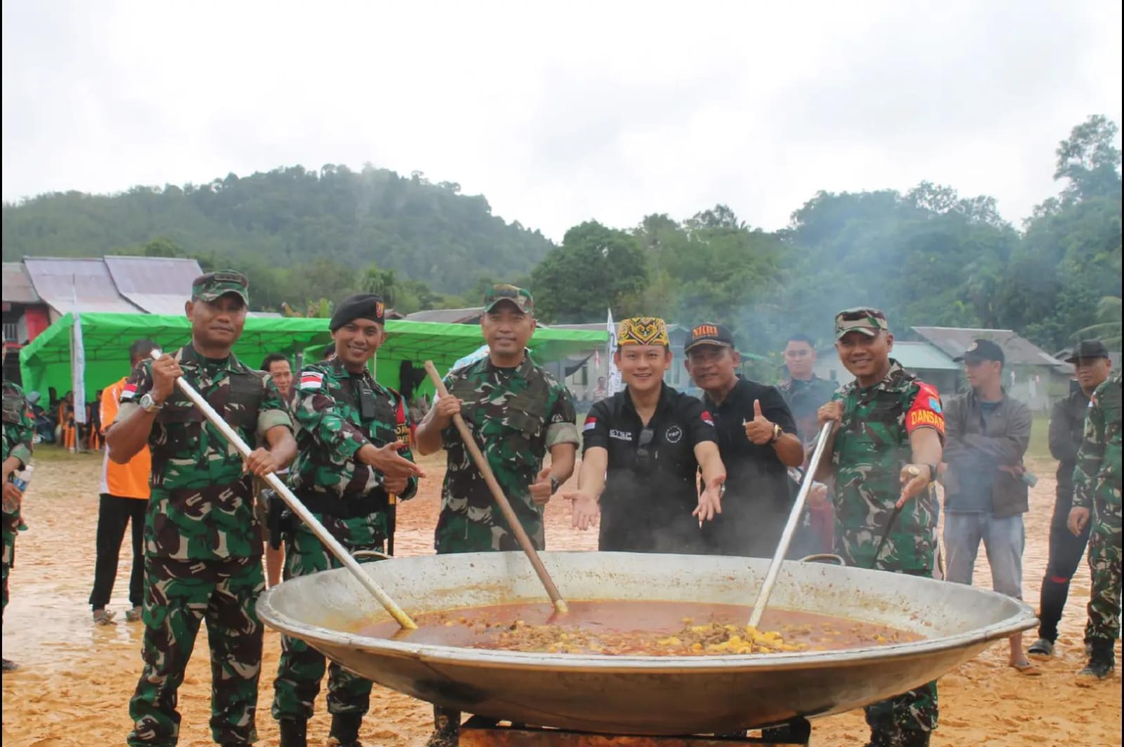 Kasrem 121/Abw Kolonel Inf Dadang Ismail Marjuki dan Satgas Teritorial Pamtas Gelar “Kuali Merah Putih” bersama Bobon Santoso di Perbatasan RI–Malaysia