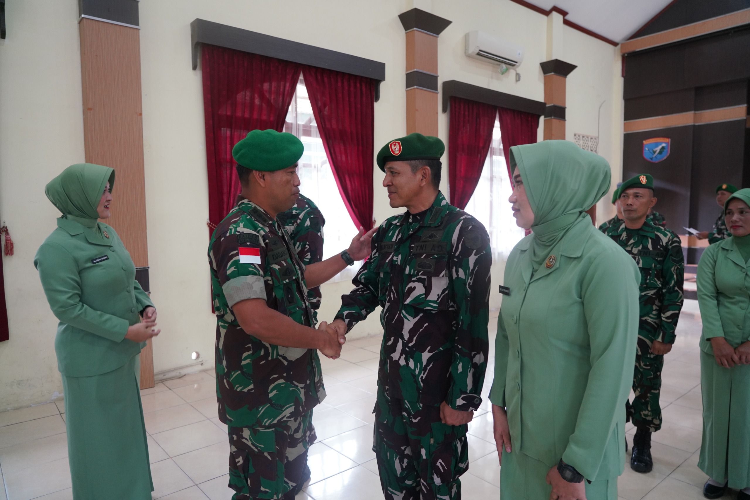 Tingkatkan profesionalisme dalam melaksanakan tugas. Pesan Kasrem 121/Abw Kolonel Inf Dadang Ismail Marzuki, saat pimpin Acara Laporan Korps dan Pelantikan Kenaikan Pangkat Periode 1 Oktober 2025