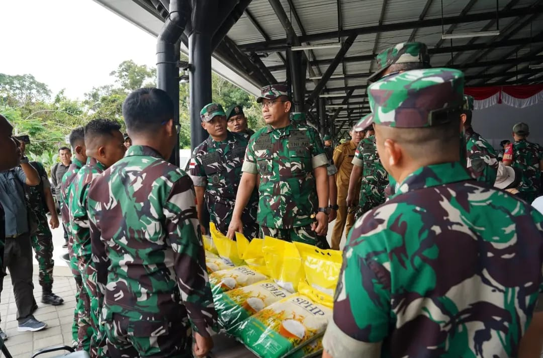 Berikan motifasi dan semangat kepada Prajurit Danrem 121/Abw Brigjen TNI Purnomosidi, S.I.P., M.A.P., M.Han., dampingi Pangdam XII/Tanjungpura melihat langsung situasi dan kondisi di Perbatasan