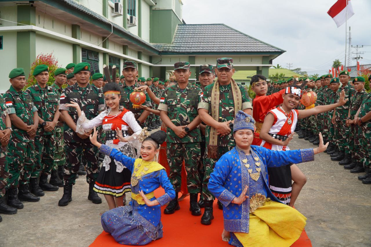 Sambangi Satuan Kewilayahan di Perbatasan Danrem 121/Abw Brigjen TNI Purnomosidi, S.I.P., M.A.P., M.Han., bersama Pangdam XII/Tanjungpura usai berikan motifasi di pos-pos pengamanan perbatasan RI- Malaysia, dalam kunjungan kerjanya