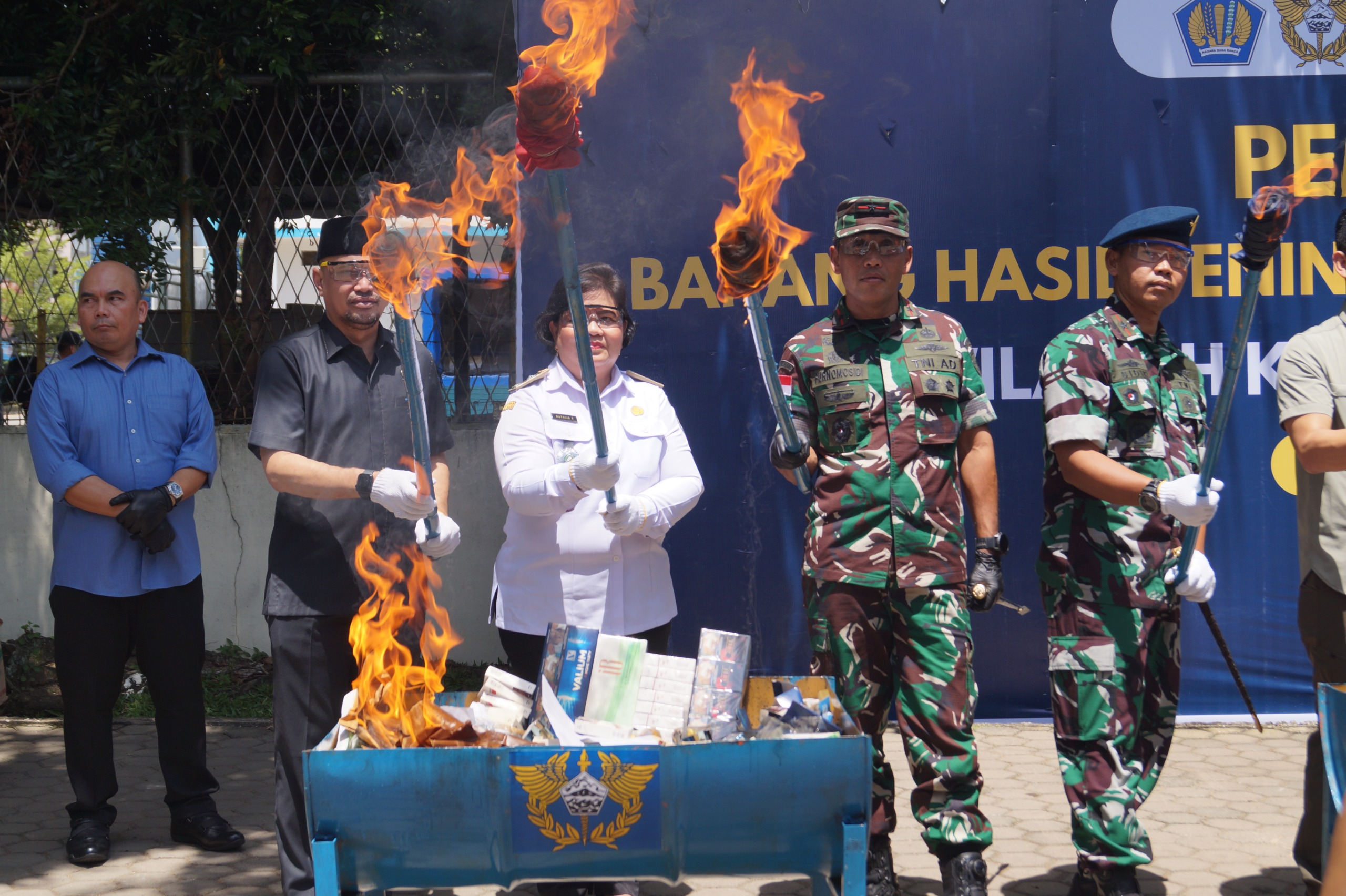 Danrem 121/Abw Brigjen TNI Purnomosidi, S.I.P., M.A.P., M.Han. Hadiri Pemusnahan Barang Hasil Penindakan Bea Cukai Kalimantan Bagian Barat