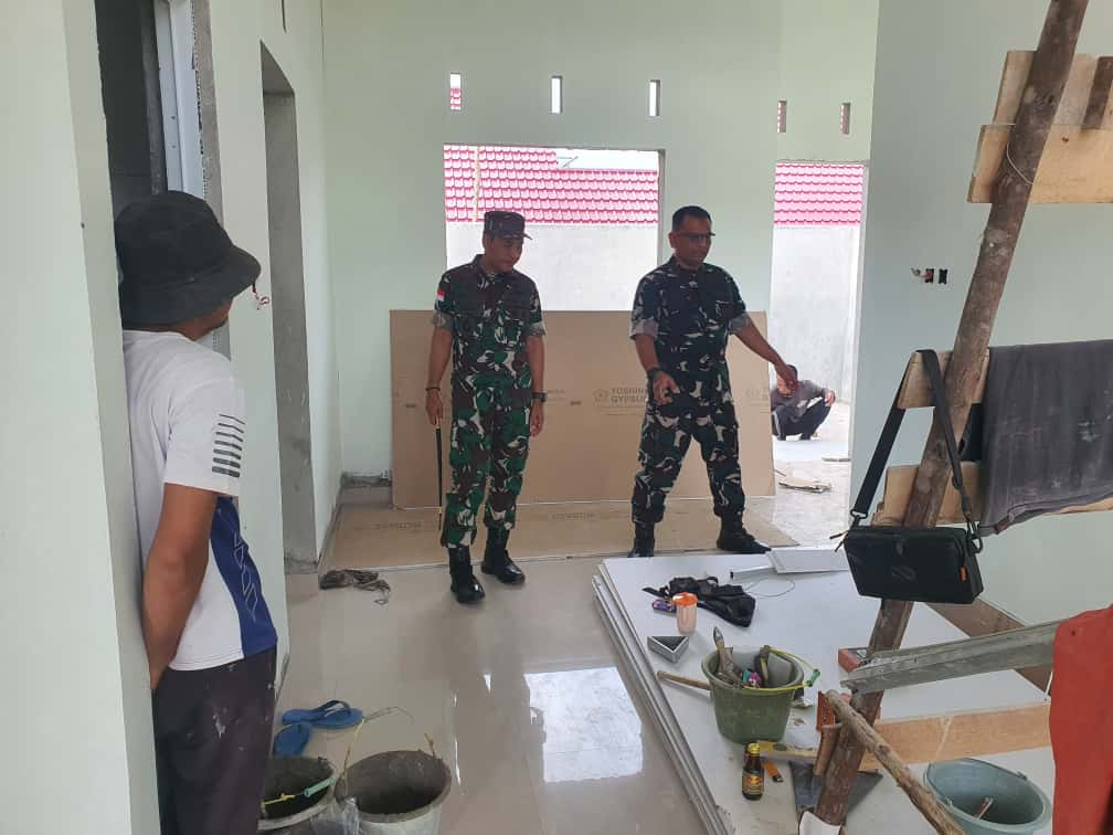 Tinjau proses pembangunan rumah dinas prajurit Kodim 1210/Landak, Danrem 121/Abw Brigjen TNI Purnomosidi, S.I.P., M.A.P., M.Han., berharap rumah yang layak bagi prajurit dan keluarganya terpenuhi