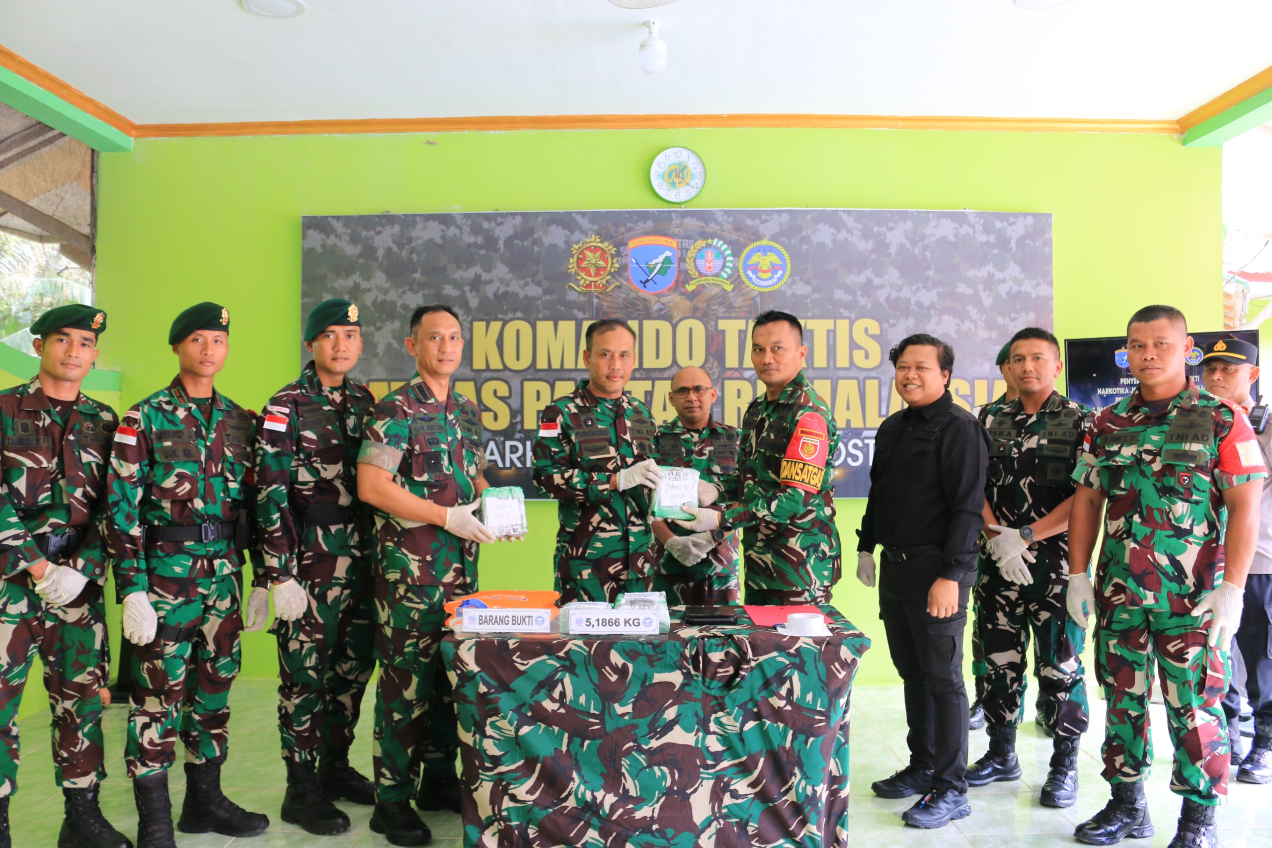 Brigjen TNI Purnomosidi, S.I.P., M.A.P., M.Han., selaku Dankolakopsrem 121/Abw, Terima Penyerahan Barang Bukti Sabu ± 5,1866 Kilogram, Hasil dari operasi Satgas Pamtas Yonarhanud 1/PBC Di Wilayah Perbatasan